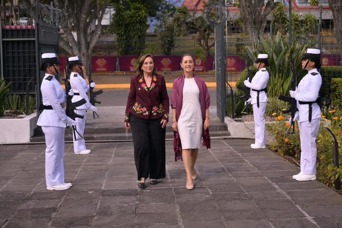 RamosAlorR's tweet photo. El 1 de Diciembre, México envió un contundente mensaje al mundo: El Estado de Veracruz, por mandato popular avasallador, será gobernado por primera vez en la historia por una mujer: Rocío Nahle García. Investida como gobernadora en el pleno del Congreso Veracruzano donde pueblo https://t.co/aIkhzx1y0U