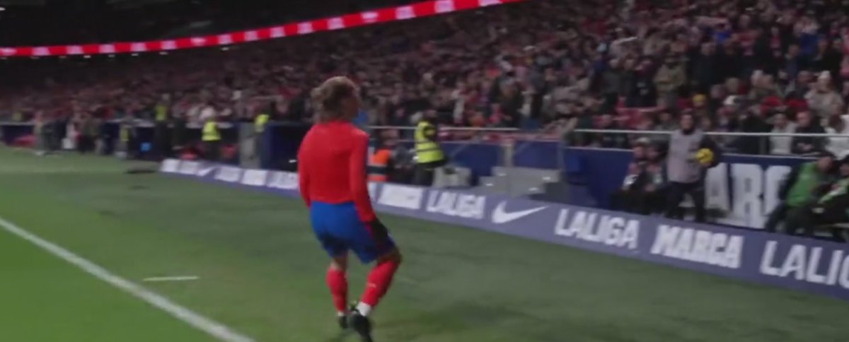 nitro4602's tweet photo. Wanda Metropolitano exulte !
Mené 1-3, les Colchoneros remontent à 4-3.
Griezmann encore lui.
Le 🇫🇷 offre sans doute la victoire.
Griezmann va atteindre la barre des 200 B cette saison ?
#football #foot #nitrofoot #nitrofootball #analysefoot #scout #griezmann #ATMSEV #laliga https://t.co/T3jR2ZM4Je