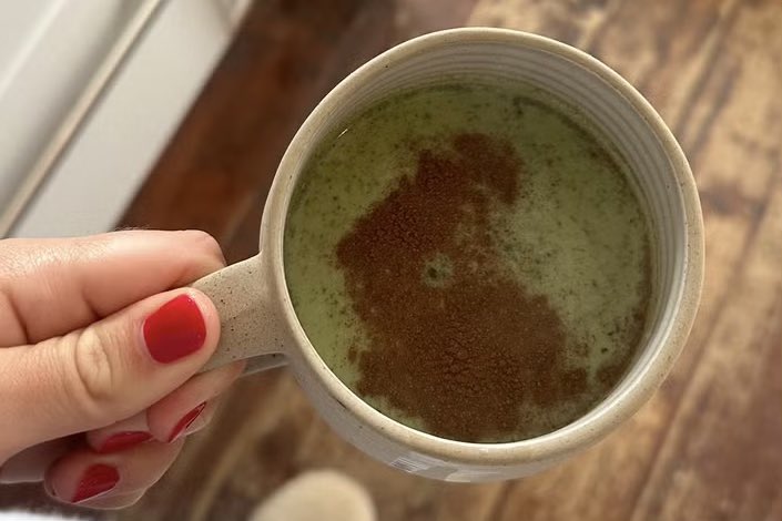 hirokazupapi's tweet photo. 1週間、コーヒーの代わりに抹茶を飲んでわかった5つのこと「ストレスレベルが低下した」

鮮やかな緑色の抹茶パウダーは相変わらず大人気。でも、評判通りの効果はあるのだろうか？　1人のライターが実際に飲んでみた。
🔗https://t.co/Fe1TWwlvT8 https://t.co/kt9Lm84GSp