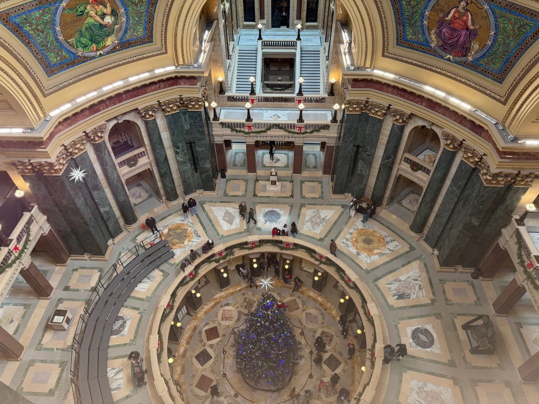 MaximumSponge's tweet photo. Had an amazing time in @cityofmadisonwi this last weekend! Saw @theprizefighters, @somethingtodoband and @mustard_plug on Friday and they absolutely killed it! State Capital on Saturday. Walked and ate A LOT this weekend! I need a nap! https://t.co/wPddjM9ozc