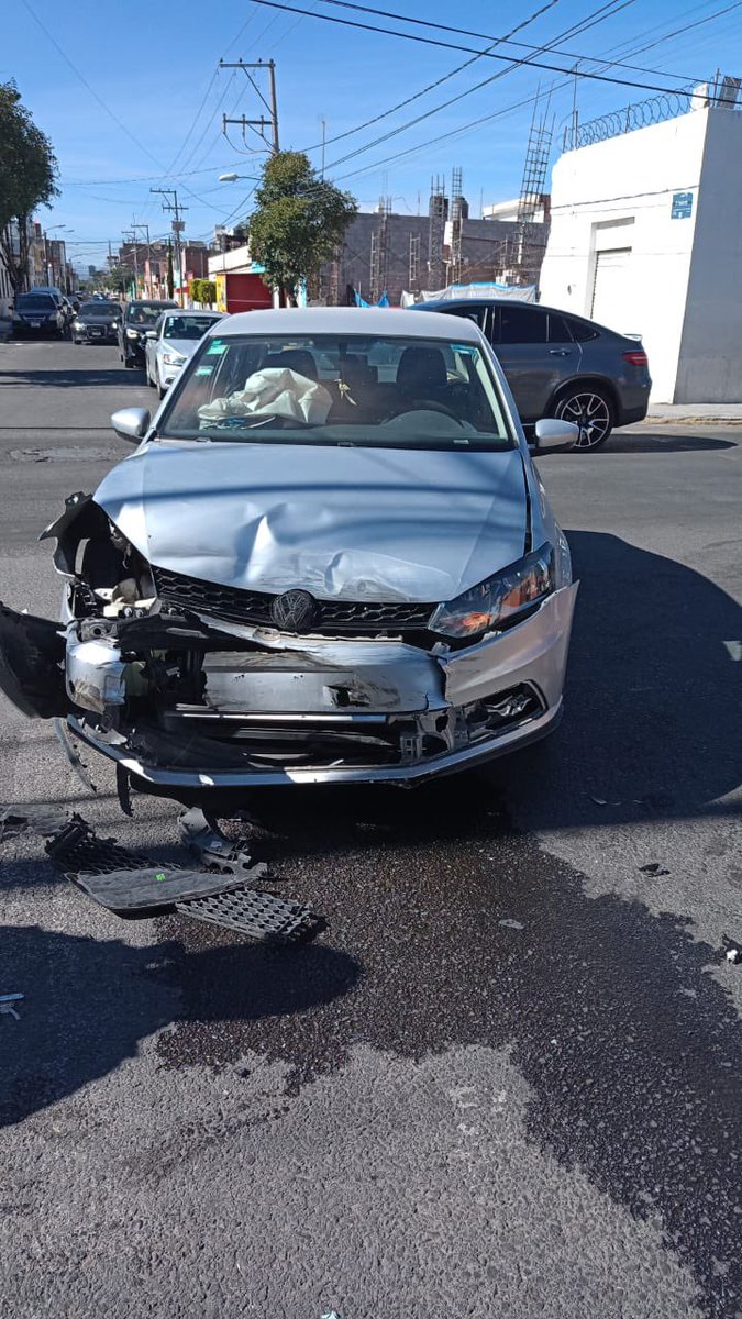 IrvingCalvario's tweet photo. @MAPFRE_MX Pésimo servicio, justo acabo de tener un percance donde un auto se pasó el rojo, llegó mi ajustador y el de @elaguilaseguros está más al pendiente y asesorando en todo momento a su cliente, mientras mi ajustador me dice que no hay nada que hacer. https://t.co/Vq0TiWSlXF