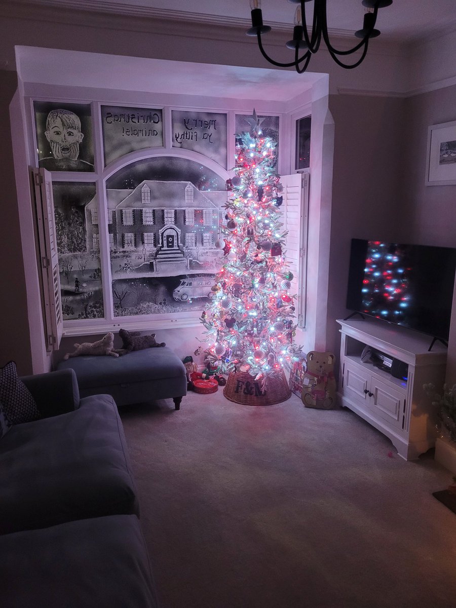 My 3rd ever snow window at home. Inspired by the snow graffiti man who is a blooming genius! I wish I was good at faces, but I still love it. #snowart #snowwindow #Christmaswindow #ChristmasTree #Christmas2024 #artwork #ArtistsOnTwitter #HomeAlone #artwork #glass