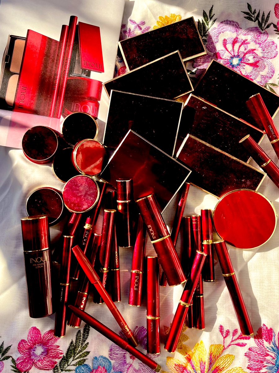 march_purple's tweet image. インウイがリニューアルされたそう
でも
初代のインウイにはとても敵わない
あの
深いボルドーワイン色のパッケージ
今も
捨てられず大切に化粧台の引出しに

#INOUI #インウイ #化粧品 #資生堂