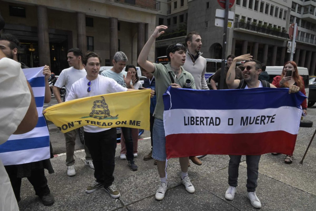 fenixhuman's tweet photo. Saben de dónde viene esa bandera amarilla con la serpiente? Que significa? Quienes en el mundo la utilizan y para que? 
La bandera de Gadsden, en décadas recientes ha sido asociada con contextos nacionalistas y racistas. (Sigue) 👇🏻 https://t.co/Qi03oRKxCI