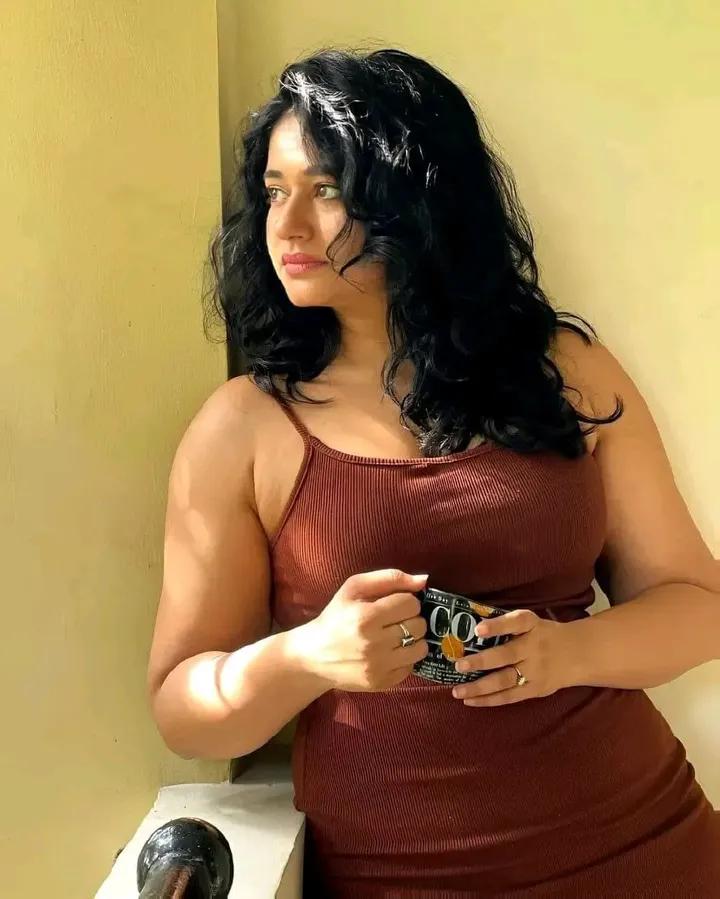 اگر عورت اونچے پستانوں کی مالک ہو تو یہ نظارہ مرد کےلئے جان لیوا ہوتا ہے
