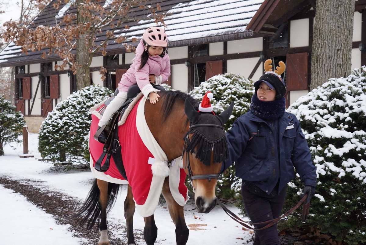 パークの人気アクティビティ「観光ひき馬」では、25日までクリスマスの