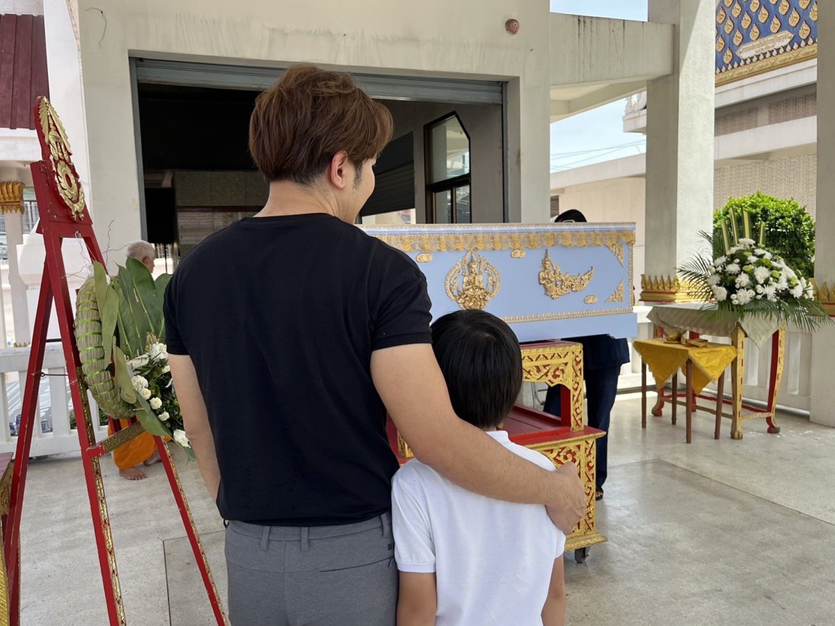 bkkhumans's tweet photo. “พ่อเสียชีวิตหลังจากเป็นอัลไซเมอร์อยู่เกือบสิบปี ปีหลังๆ เขาเกือบจะเป็นผู้ป่วยติดเตียง ไม่ได้พูดเป็นคำ แต่ยังกินอะไรได้บ้าง จนถึงจุดที่เขาเริ่มไม่ค่อยกลืน ร่างกายเลยค่อยๆ ทรุด บางครอบครัวอาจเลือกให้อาหารทางสายยาง แต่ผมมองว่าแบบนั้นพ่อคงเหมือนมีชีวิตแบบไม่มีชีวิต แม่และผมเลยไม่ทำ https://t.co/j3f7l9R8KH