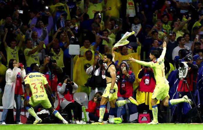 tudimebeto's tweet photo. El América con 10 hombres y perdiendo 2-0, el América perdiendo 3-0 al medio tiempo, el América goleando 7-0, el América en finales, el América Bicampeón de André Jardine contra el mejor Cruz Azul histórico de Martín Anselmi 4-3... Siempre termina igual💙🦅💛 https://t.co/fCfxvgqtIc