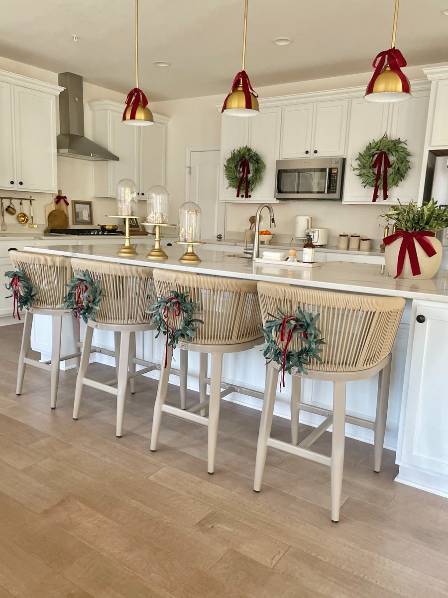 purpleleaf2013's tweet image. 🎄✨ Ready for Christmas gatherings? Our bar stools add the perfect touch of style and comfort to your holiday space! 🎅🍷 
How are you decorating your space for the holidays? Share with us below! 👇

#purpleleaf #ChristmasDecor #BarStoolStyle #FestiveVibes #HolidayDecor