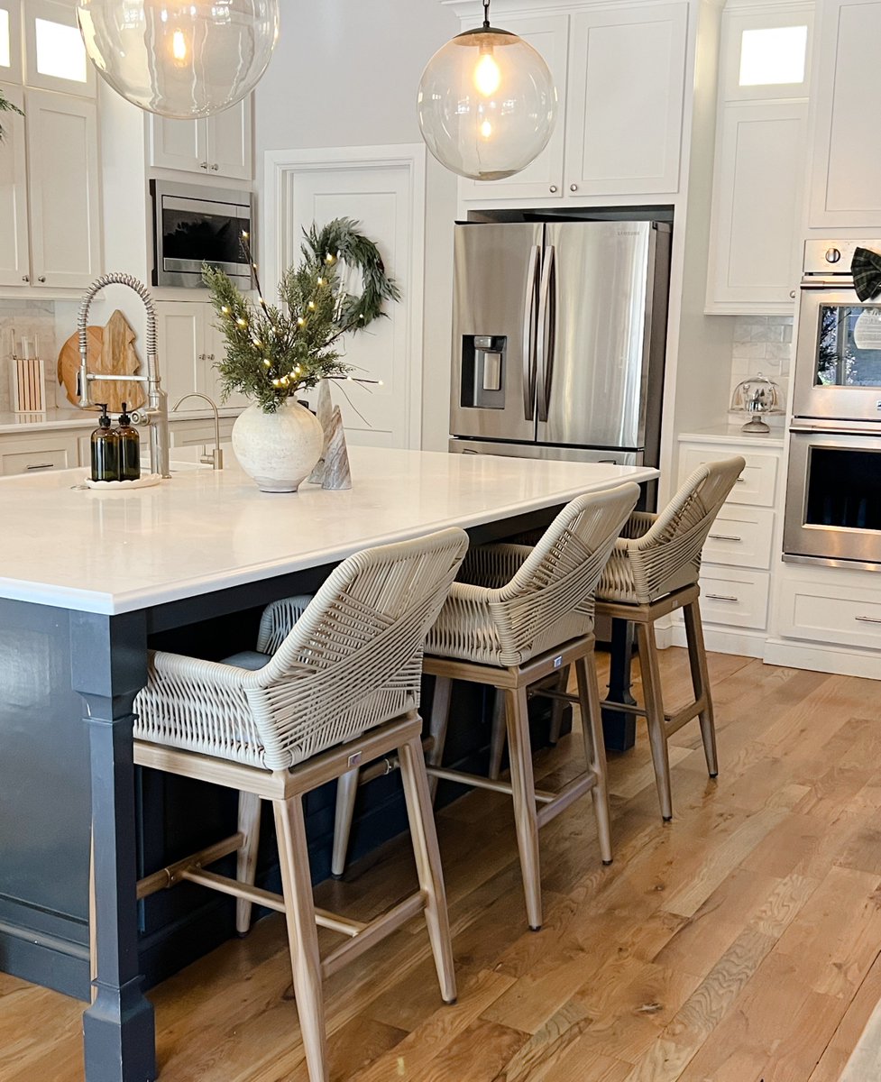 purpleleaf2013's tweet image. 🎄✨ Ready for Christmas gatherings? Our bar stools add the perfect touch of style and comfort to your holiday space! 🎅🍷 
How are you decorating your space for the holidays? Share with us below! 👇

#purpleleaf #ChristmasDecor #BarStoolStyle #FestiveVibes #HolidayDecor