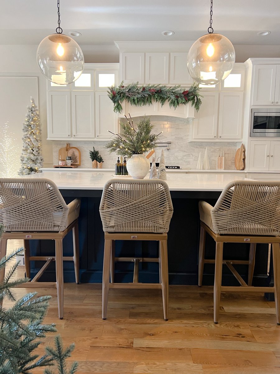 purpleleaf2013's tweet image. 🎄✨ Ready for Christmas gatherings? Our bar stools add the perfect touch of style and comfort to your holiday space! 🎅🍷 
How are you decorating your space for the holidays? Share with us below! 👇

#purpleleaf #ChristmasDecor #BarStoolStyle #FestiveVibes #HolidayDecor