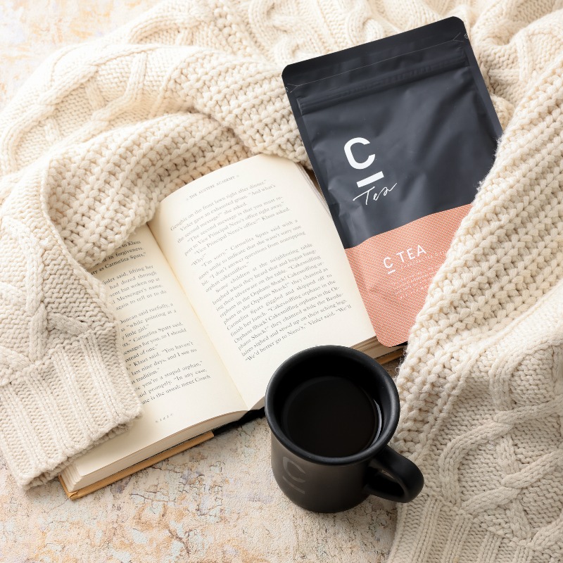 C_COFFEE_DIET's tweet photo. キャンペーン中の #CTEA を分析🫖✨

🧡皮下脂肪＆内臓脂肪のW対策ができる2つの機能性成分！
🧡 セイロン茶葉100％の本格派チャコールミルクティー☕️
🧡 ほんのり甘くてほっこり癒される💖

寒い日はお気に入りのニットで、C TEA片手に読書タイムもいいかも？📖