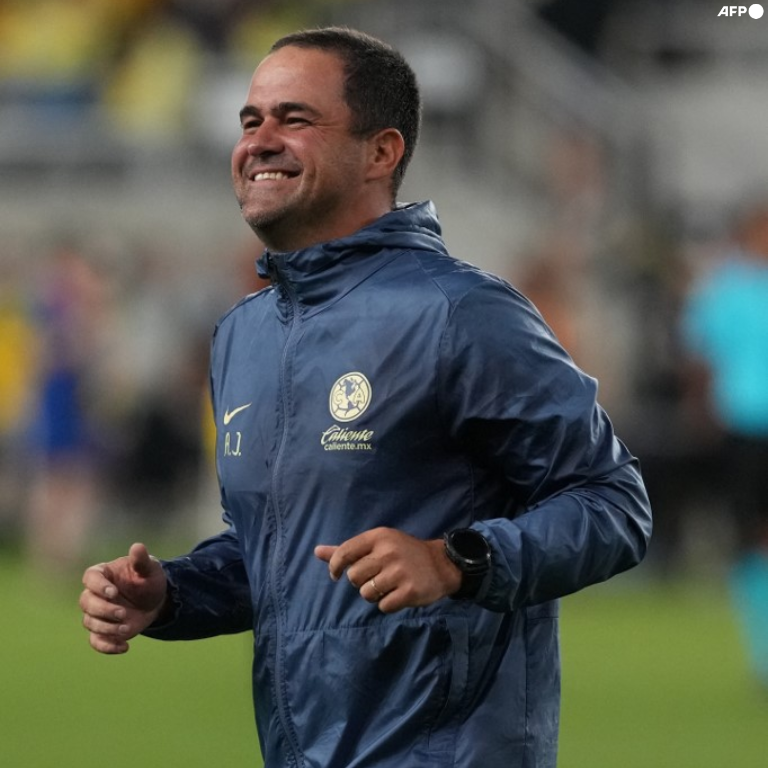 InvictosSomos's tweet photo. El mejor entrenador en toda la historia del América. Por resultados, por títulos y por su amplio repertorio táctico. En 1 año y medio se grabó para SIEMPRE en el libro dorado del club más grande de México. DE PIE ANTE JARDINE, POR FAVOR.