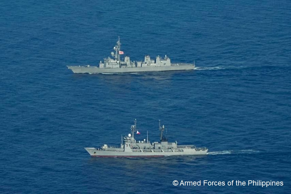AmbJPNinPH's tweet image. Shoulder-to-shoulder, the JMSDF 🇯🇵 and 🇵🇭 🇺🇸 navies conducted a series of trilateral exercises as part of the 5th Maritime Cooperative Activity. 🚢⚓️ Together, we reinforce #UNCLOS and the vision of a peaceful, rules-based Indo-Pacific. #StrongerTogether #FOIP🤝