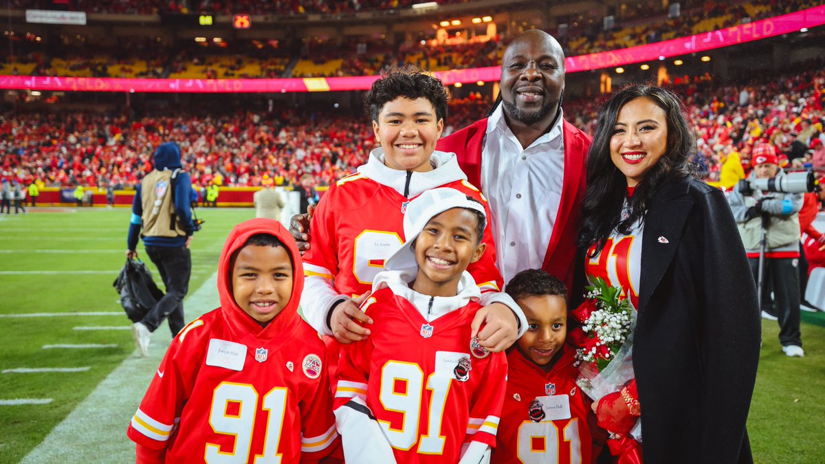 Chiefs's tweet photo. Tamba Hali takes his rightful place in the Chiefs Hall of Fame. Congratulations, @TambaHali91! https://t.co/nilKJc8nHX