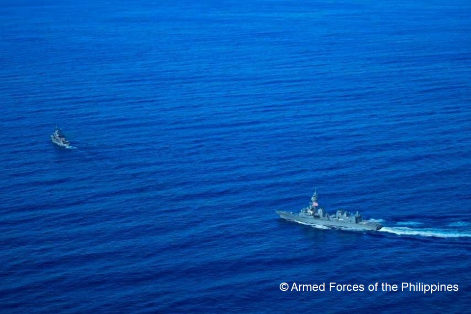 AmbJPNinPH's tweet image. Shoulder-to-shoulder, the JMSDF 🇯🇵 and 🇵🇭 🇺🇸 navies conducted a series of trilateral exercises as part of the 5th Maritime Cooperative Activity. 🚢⚓️ Together, we reinforce #UNCLOS and the vision of a peaceful, rules-based Indo-Pacific. #StrongerTogether #FOIP🤝