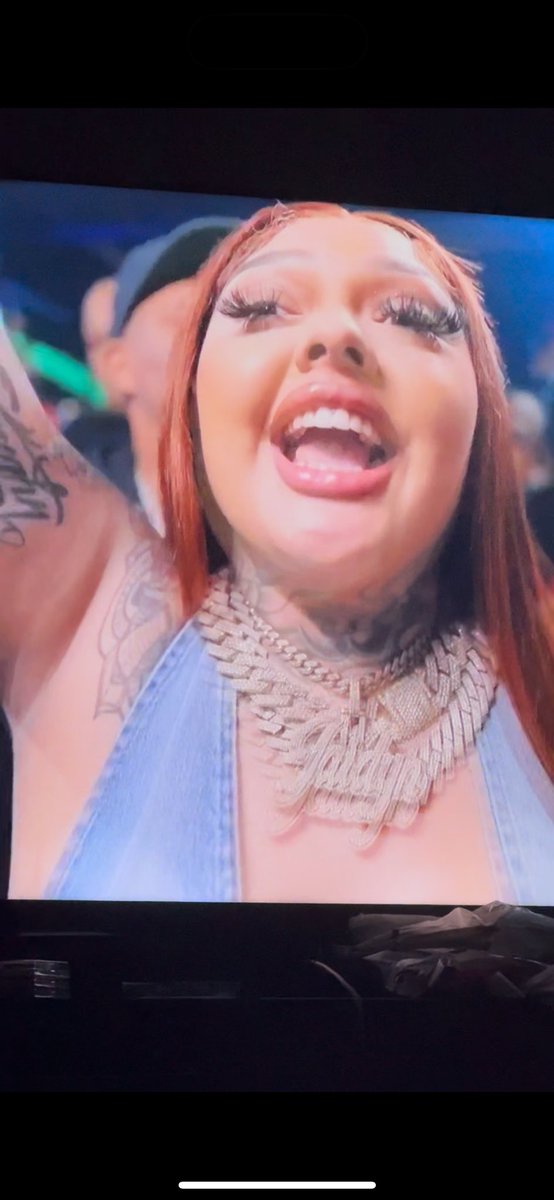 pimpassk's tweet photo. She seriously looks like my Roblox character. https://t.co/OE0thOoRpJ
