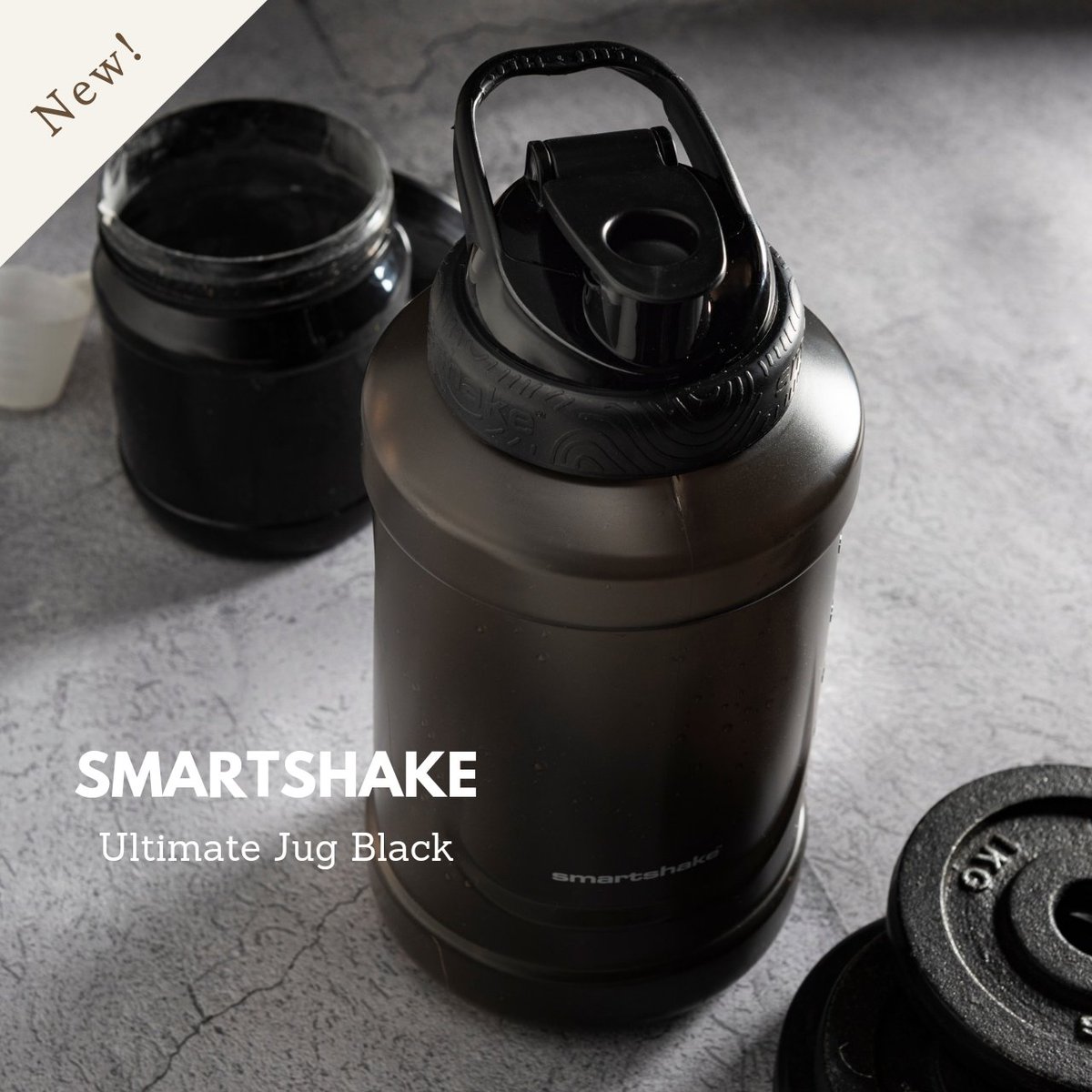 Rmorestorebuyer's tweet image. ＼究極の多機能ジャグ／
『 Ultimate Jug Black 』

SmartShake最大容量のジャグを販売開始しました。
1日の水分補給を満たす、大容量2100ml(満容量)のウォータージャグボトル!
rmorestore.com/view/item/0000…

フタはスマートシェイク独自のシェイカー構造をジャグにも採用しております。
#smartshake #new