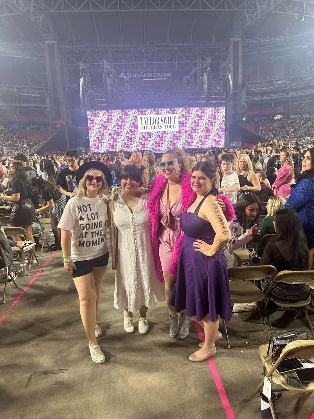 …like it was the very first night… 

From Glendale, AZ, to Vancouver 🫶🫶🫶

#TSTheErasTour