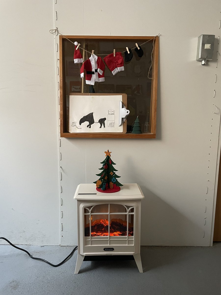 yumi_hyfielde's tweet photo. 昨日から絵本屋さん再開しました🎉

クリスマスのギフトにぴったりな絵本をたくさんご用意しておりますとで、みなさまぜひ遊びにいらしてください🎄

https://t.co/RfjmiWICGo https://t.co/hi6CE7A2r3