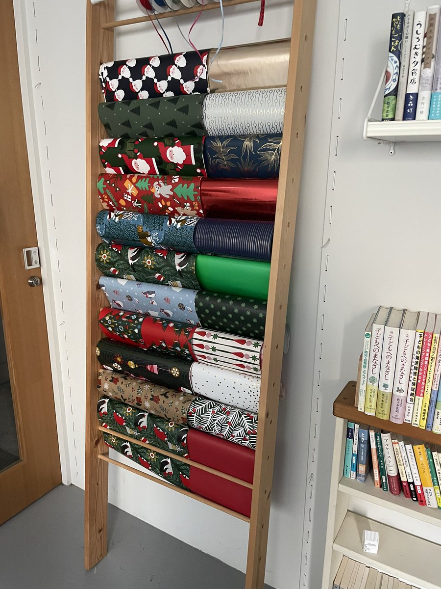 yumi_hyfielde's tweet photo. 昨日から絵本屋さん再開しました🎉

クリスマスのギフトにぴったりな絵本をたくさんご用意しておりますとで、みなさまぜひ遊びにいらしてください🎄

https://t.co/RfjmiWICGo https://t.co/hi6CE7A2r3