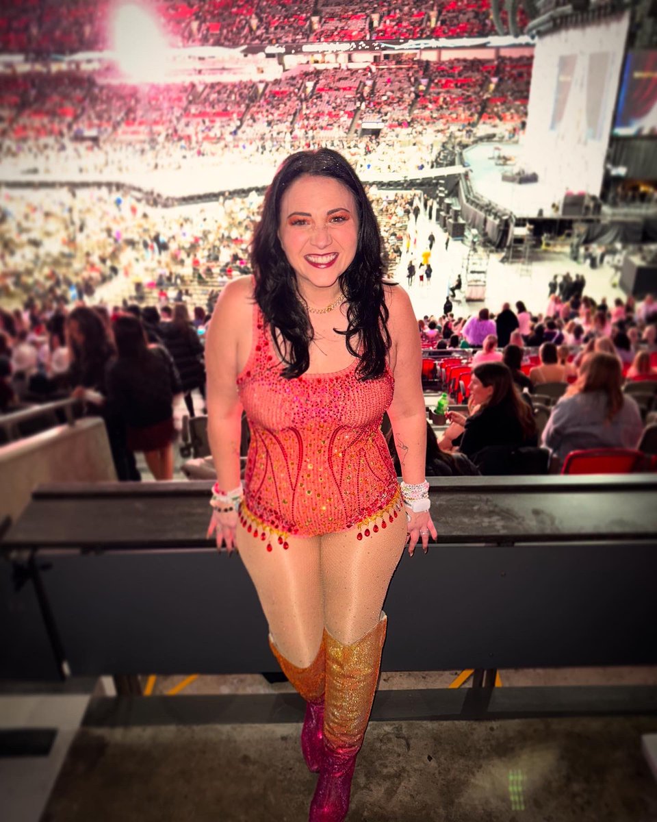 Feeling like the man 🧡💖 ready to do this one last time 😭😭 #TSTheErasTour #VancouverTSTheErasTour