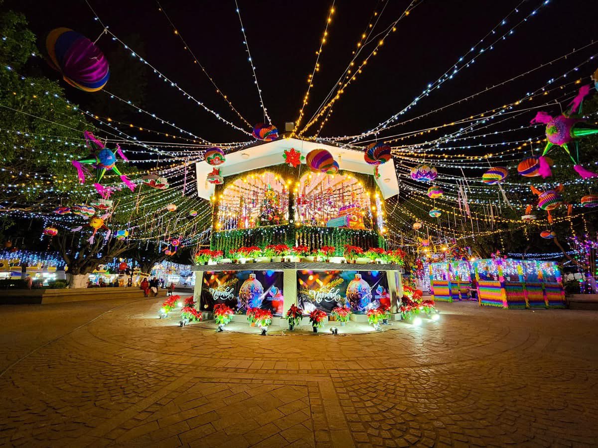 NewsSanmiguel's tweet image. #POSADAS! 🪅🎄Así es como se ve la plaza principal en #Villagran, con muchas #piñatas, luces y bonitos rincones para tomarse fotos, todo muy tradicional! para esta #Navidad2024 🎄🪅✨⭐️