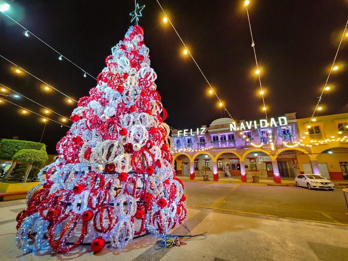 NewsSanmiguel's tweet image. #POSADAS! 🪅🎄Así es como se ve la plaza principal en #Villagran, con muchas #piñatas, luces y bonitos rincones para tomarse fotos, todo muy tradicional! para esta #Navidad2024 🎄🪅✨⭐️