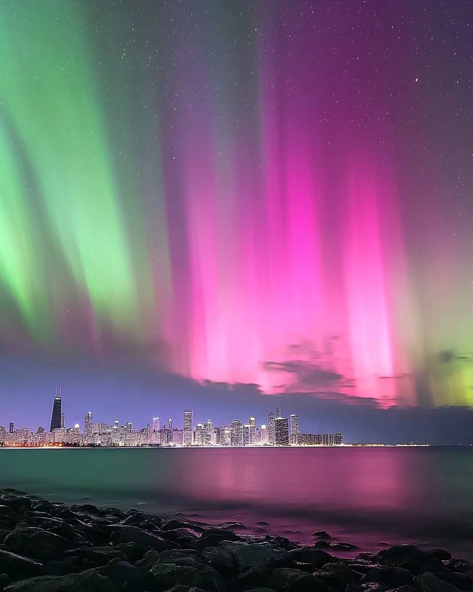 Chicago_History's tweet photo. Chicago meets the magic of the Northern Lights 😍❤️💫

#ChicagoHistory 👈 https://t.co/JB7bm99eki