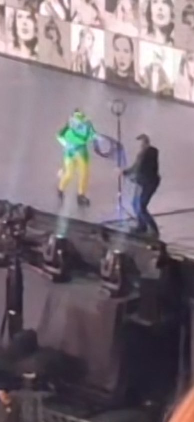 icievia's tweet photo. BUDDY THE ELF IS ON STAGE. #VancouverTSErasTour #TSTheErasTour https://t.co/Ny8bR7b7BR