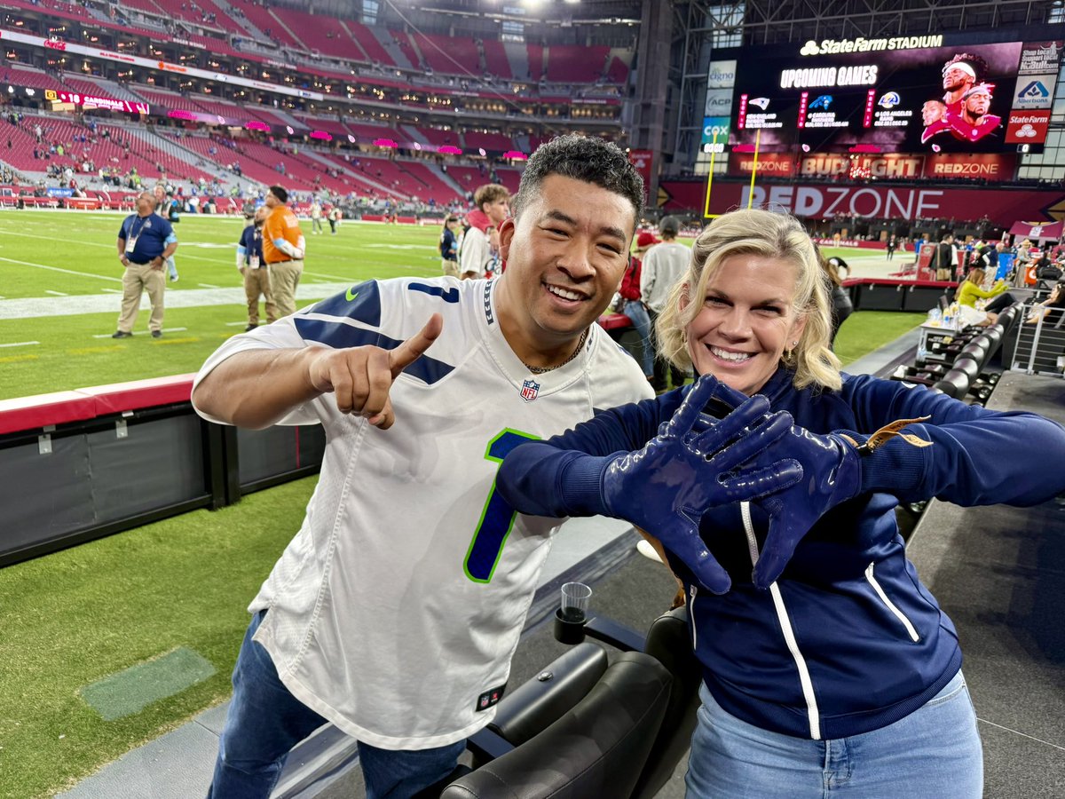 imjleader's tweet photo. @Seahawks @_jlove20 Woohooo!! We love our @Seahawks https://t.co/ankrcRHJWm