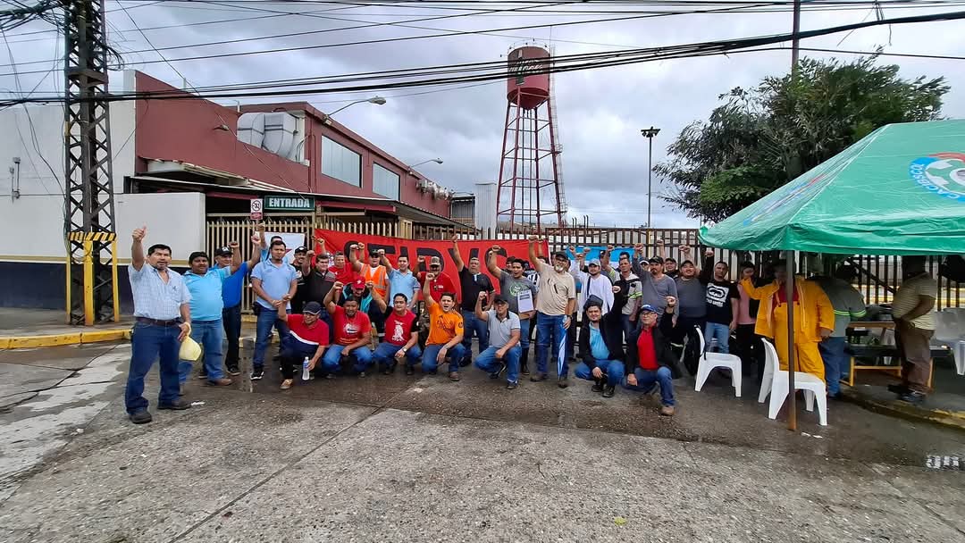 JuventudesCUTH's tweet photo. Acompañamos a nuestros compañeros del #STIBYS ✊🏼 en la #huelga indefinida que dio inicio el 7 de diciembre.
LA UNIDAD DE TODOS Y TODAS ES NUESTRA META. https://t.co/zXtc7Q3unP