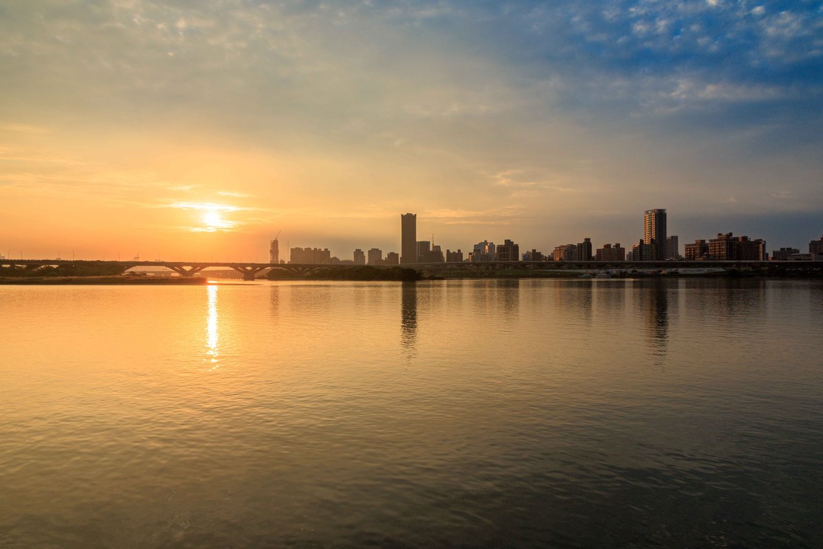 NOTICIASTaiwan's tweet photo. Un paseo por el mar de flores del Parque Ribereño de Yanping en la ciudad de #Taipéi es muy romántico cuando se encienden las lámparas que parecen dientes de león y los senderos se iluminan con luces de colores.
📸Oficina de Ingeniería Hidráulica de la Ciudad de Taipéi https://t.co/utF22ZSEzt