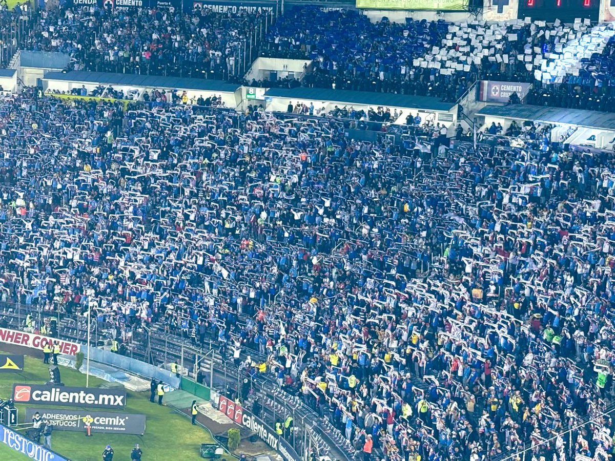 estoeslamaquina's tweet photo. Besar el escudo, tragar veneno y a empezar de nuevo porque esto es lo que hacemos: levantarnos. https://t.co/W2Rf79nKRF