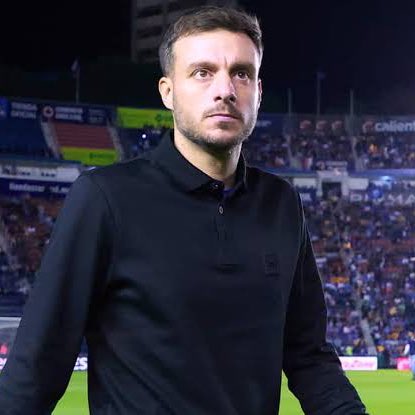 Hablemosdelazul's tweet photo. ✍🏽Conclusiones a bote pronto de este PRIMER FRACASO de la era Martín Anselmi:

-Se regalaron 3 tiempos. Desde el primer momento de la ida se sabía que América apostaba a la vuelta, y el equipo no hizo nada para salir con ventaja de ese partido.

-Nuestros centrales NO COMPITEN por aire, ni contra Xolos, ni contra ningún delantero del América. Ojalá la llegada de Chiquete ayude en ese aspecto.

-Hizo falta un distinto. Por muchos lapsos del partido todo se redujo a centros sin sentido. Hizo falta alguien que, con un regate, un pase filtrado o una conducción progresiva rompiera el partido.

-Rotondi se equivocó en el primer gol, pero en el segundo (a nuestro parecer) hizo lo que tenía que hacer: Impedir como sea el remate. A veces te conviertes en héroe, y otras veces (como hoy), te conviertes en villano. 

-Hoy NO NOS ROBARON. Se agregaron 16 minutos. Se había logrado la remontada, pero al final, todo se fue al carajo por desconcentraciones puntuales. Nos merecemos estar fuera.

-Sé que esto sonará tonto, y que hoy de nada sirve el récord, la gran fase regular, pero lo diremos sin miedo: ESTE ES EL CAMINO.