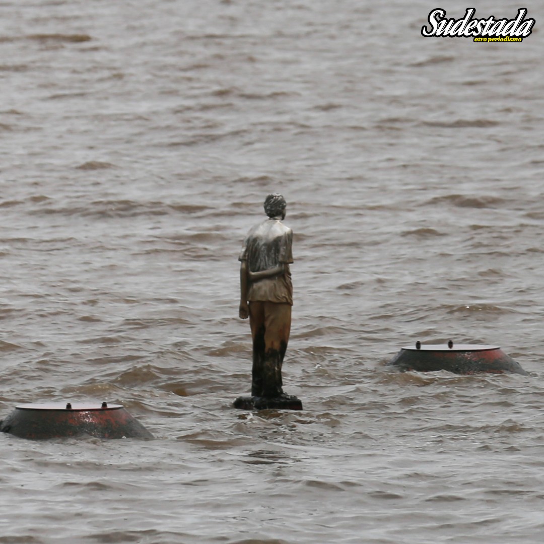 RevSudestada's tweet photo. "EL PIBE DEL RÍO"

Esta escultura de acero flota, desde hace años, sobre el Río de La Plata. Un niño de espaldas. El Diario La Nación tituló en aquel momento “El misterio del niño que camina de espaldas”. No hay ningún misterio. Hay una historia de vida y de Memoria allí. (Sigue) https://t.co/FPXAFlIthC