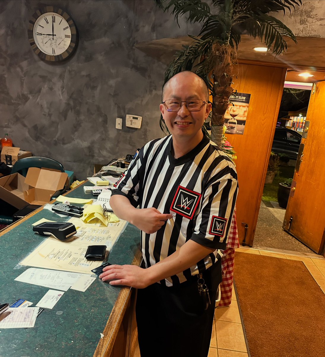 TrocaderoPizza's tweet photo. That time @TrocaderoPizza had an official referee from @WWE come pick up his own order! 

We would have brought it down to @RogersArena for you, boss! 🤩

#NotHalloween
#TheRealDeal

#EatTrocadero
#EastVan 
#EastVancouver 
#yvrgreek 
#yvrgreekfood 
#since1969 https://t.co/wr1mjWF5qt