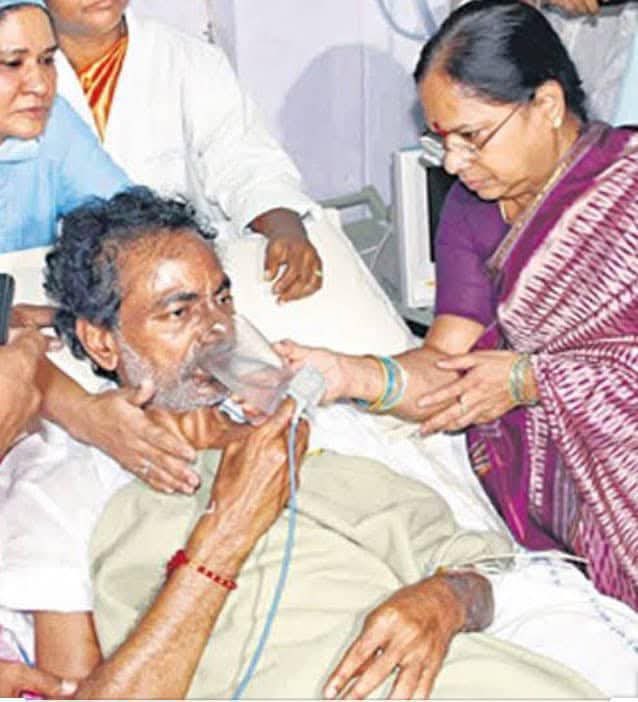 KTRBRS's tweet photo. మహోజ్వల ఉద్యమాన్ని మలుపు తిప్పిన రోజు 
స్వరాష్ట్ర కల సాకారానికి పునాది వేసిన రోజు

" కేసిఆర్ సచ్చుడో.. తెలంగాణ వచ్చుడో.. "
అని చావునోట్లో తలపెట్టిన సంకల్పానికి..
దేశ రాజకీయ వ్యవస్థ దిగివచ్చిన రోజు

తెలంగాణ చరిత్రలో.. 
“నవంబర్ 29” లేకపోతే.. 
“డిసెంబర్ 9” ప్రకటన లేదు..
ఈ కీలక మలుపు లేకపోతే..
“జూన్ 2” గెలుపు లేనే లేదు..

దగాపడ్డ నేల విముక్తి కోసం.. 
ఉద్యమ సారథే ప్రాణత్యాగానికి సిద్ధమై.. 
తెలంగాణ రాష్ట్ర ఆవిర్భావానికి ఊపిరిపోసిన.. 
“దీక్షా విజయ్ దివస్” సందర్భంగా.. 

యావత్ తెలంగాణ ప్రజలకు..
లక్షలాది గులాబీ సైనికులందరికీ..
హృదయపూర్వక శుభాకాంక్షలు

జై తెలంగాణ
జై కేసీఆర్
✊✊✊✊✊✊