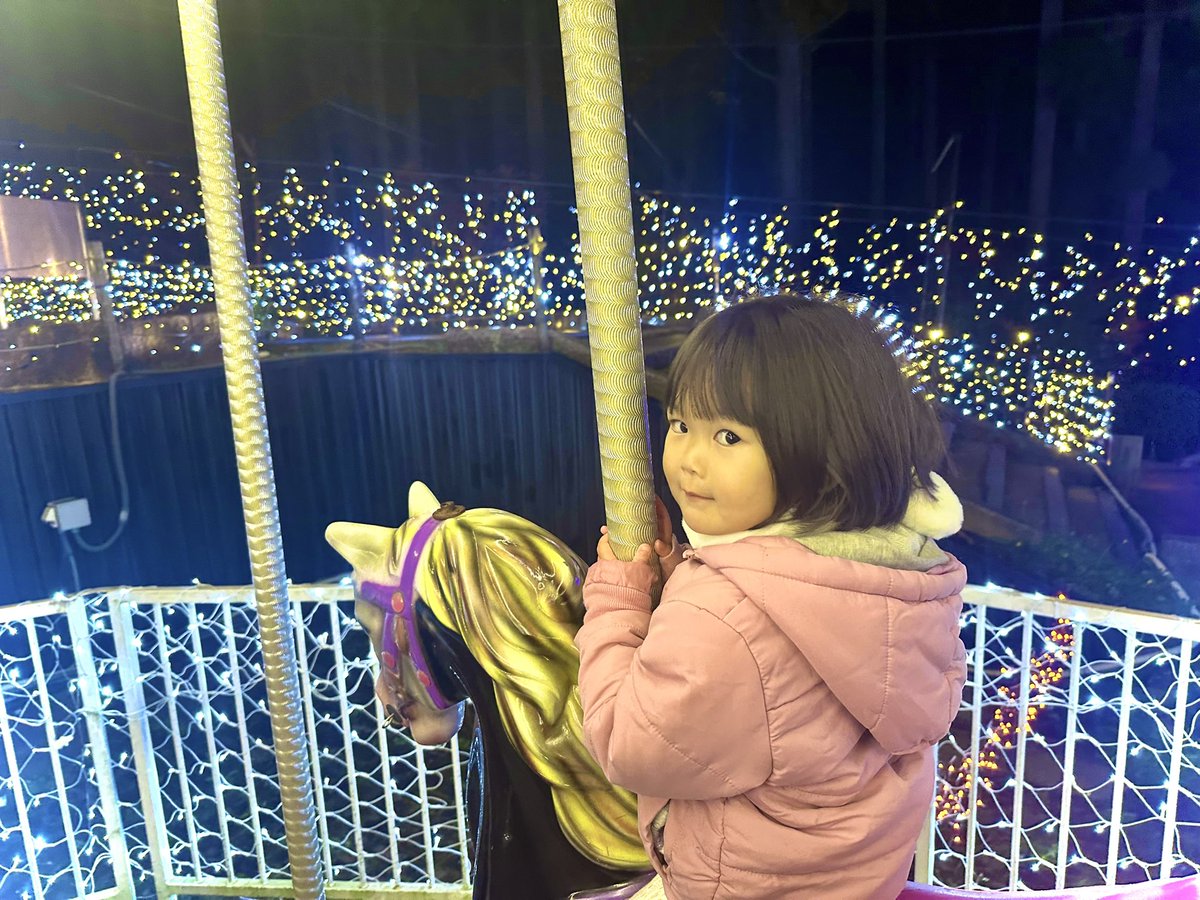 0275110techi's tweet photo. パパから見たらイルミネーションなんかより子供達の方がキラキラしてるよ
あ、あざといぞ娘 https://t.co/vnCaWyPsC3