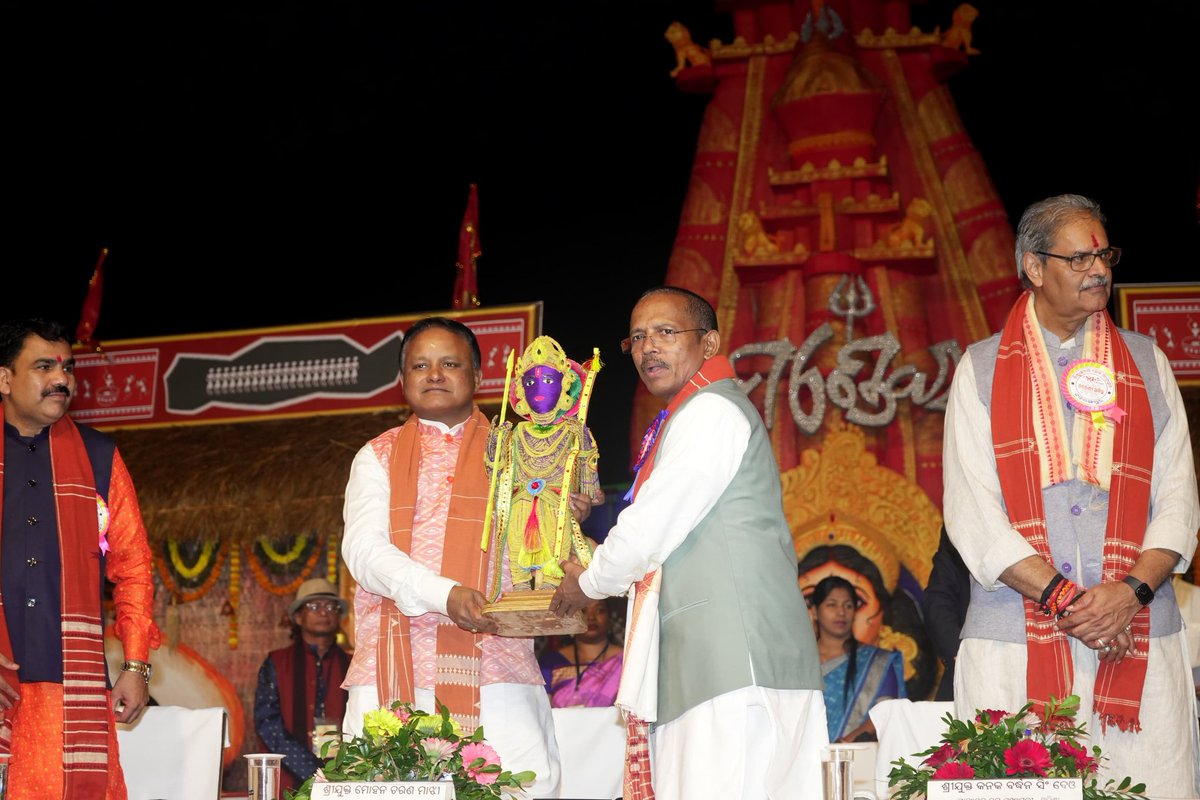 DDNewsOdia's tweet photo. ନବରଙ୍ଗପୁର ଜିଲ୍ଲାର ମହୋତ୍ସବ ମଣ୍ଡେଇ ୨୦୨୪ ଅବସରରେ ଜିଲ୍ଲାବାସୀଙ୍କୁ ମୁଖ୍ୟମନ୍ତ୍ରୀ @MohanMOdisha ଉଦବୋଧନ ଦେଇଛନ୍ତି । ୩ ଦିନ ଧରି ଚାଲିଥିବା ଏହି ମହୋତ୍ସବର ଉଦଯାପନୀ ଦିବସରେ ମୁଖ୍ୟମନ୍ତ୍ରୀ ଜିଲ୍ଲାର ବିକାଶ ପାଇଁ ୪୬୦ କୋଟି ଟଙ୍କାରୁ ଅଧିକ ମୂଲ୍ୟର ୨୬୧ଟି ପ୍ରକଳ୍ପର ଉଦଘାଟନ ଓ ଭିତ୍ତିପ୍ରସ୍ତର ସ୍ଥାପନ କରିଛନ୍ତି ।  #Mandei https://t.co/oGhtKOO3PD