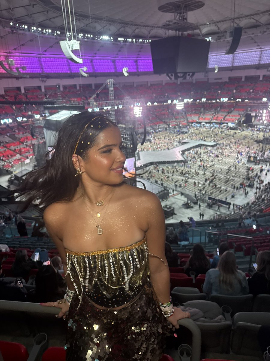 DaminiJohnstone's tweet photo. Handmade my outfit 🥹🫶🏽✨ #VancouverTSErasTour #TSTheErasTour @taylornation13 @taylorswift13 https://t.co/vMe6MsZQ5H