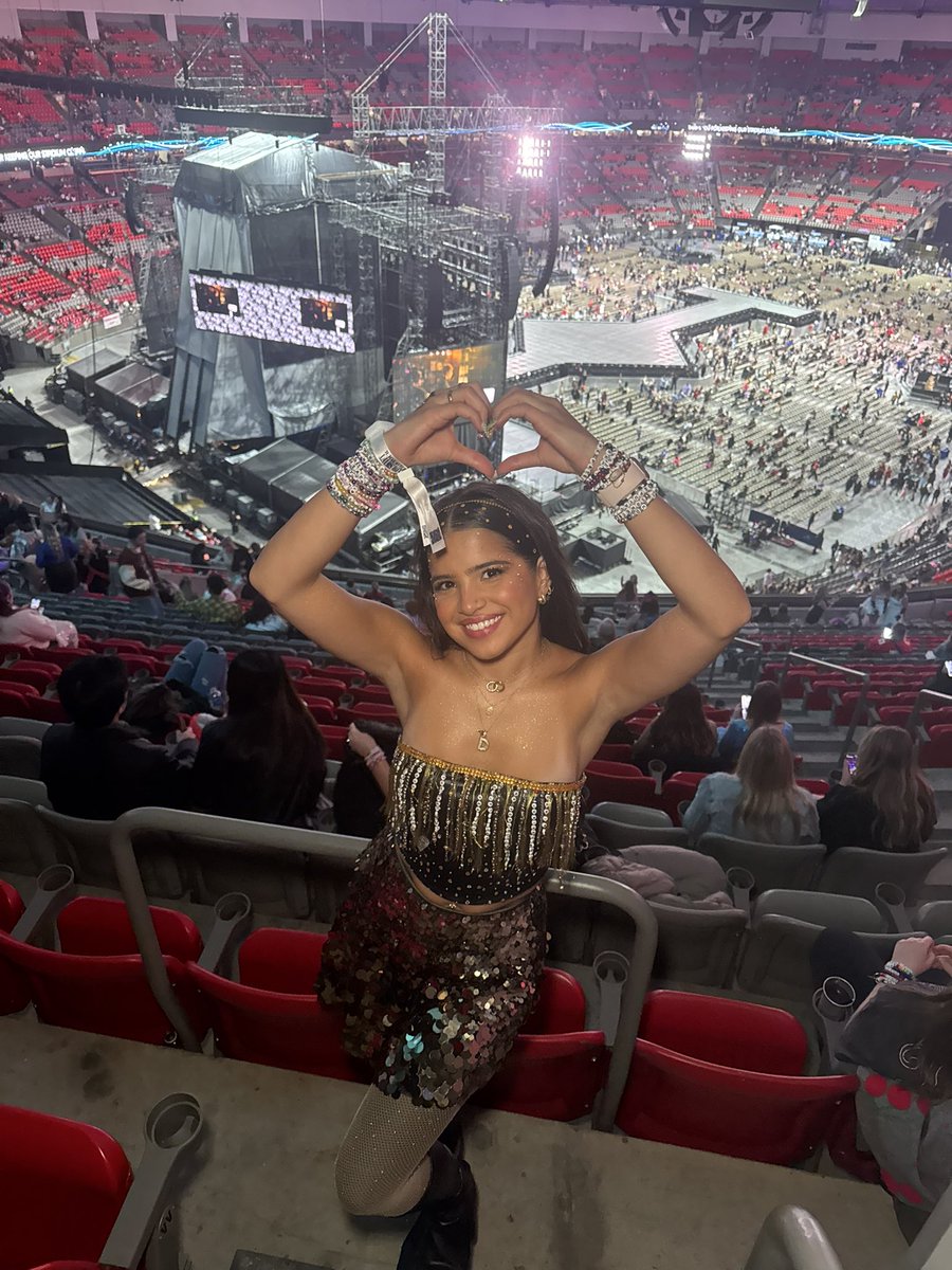 DaminiJohnstone's tweet photo. Handmade my outfit 🥹🫶🏽✨ #VancouverTSErasTour #TSTheErasTour @taylornation13 @taylorswift13 https://t.co/vMe6MsZQ5H