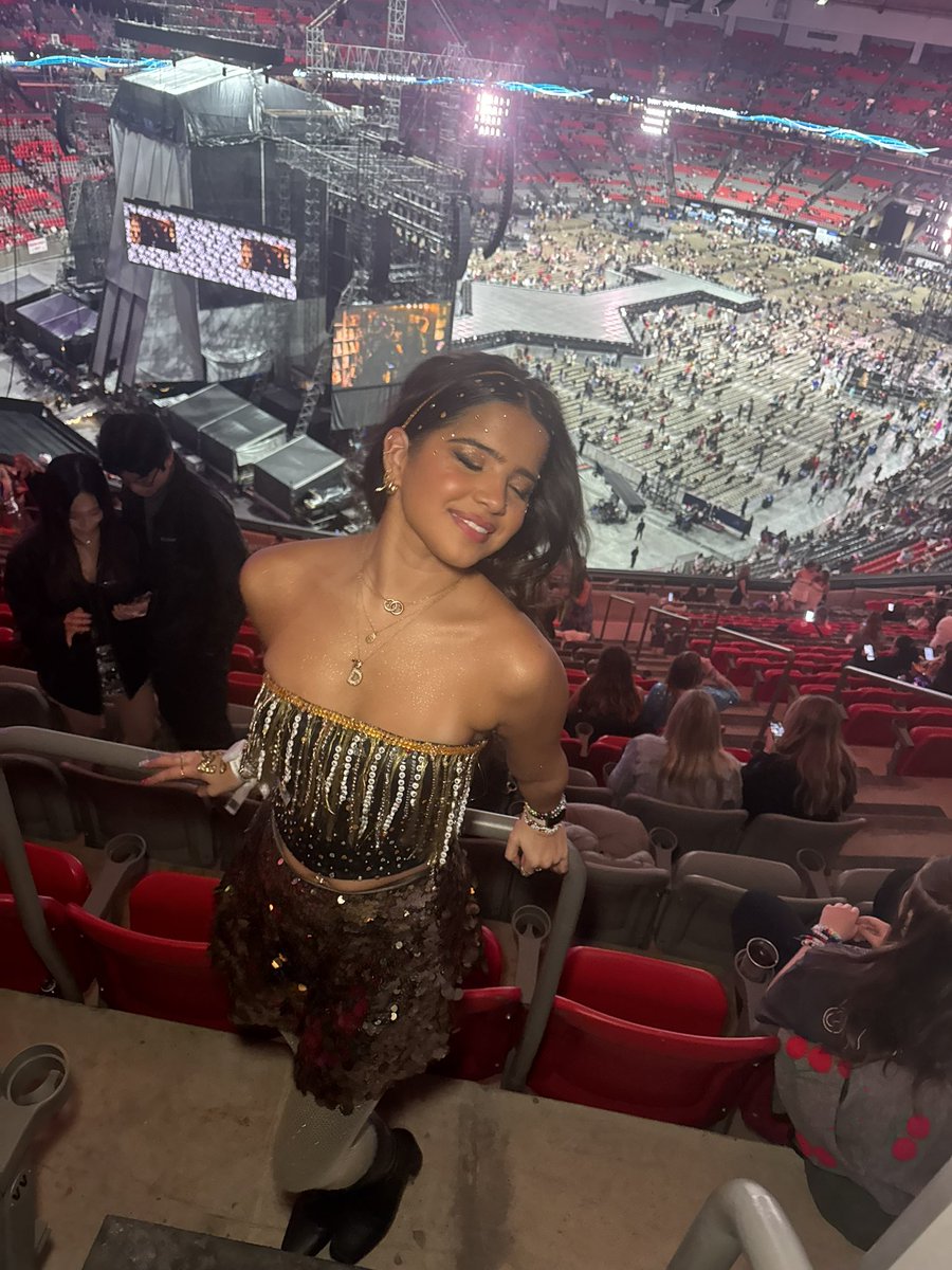 DaminiJohnstone's tweet photo. Handmade my outfit 🥹🫶🏽✨ #VancouverTSErasTour #TSTheErasTour @taylornation13 @taylorswift13 https://t.co/vMe6MsZQ5H