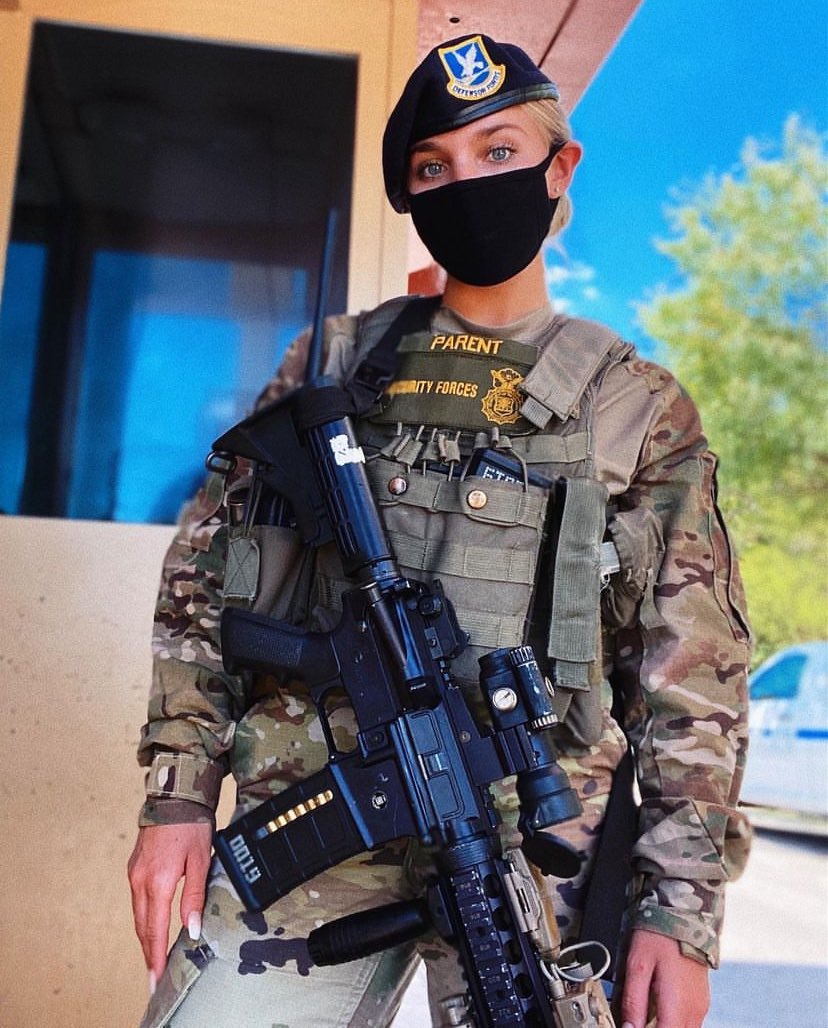 ParentsJennifer's tweet image. It’s either you want me on duty or just casual 🥰🥰🥰🥰, either way I’m the best🇺🇸