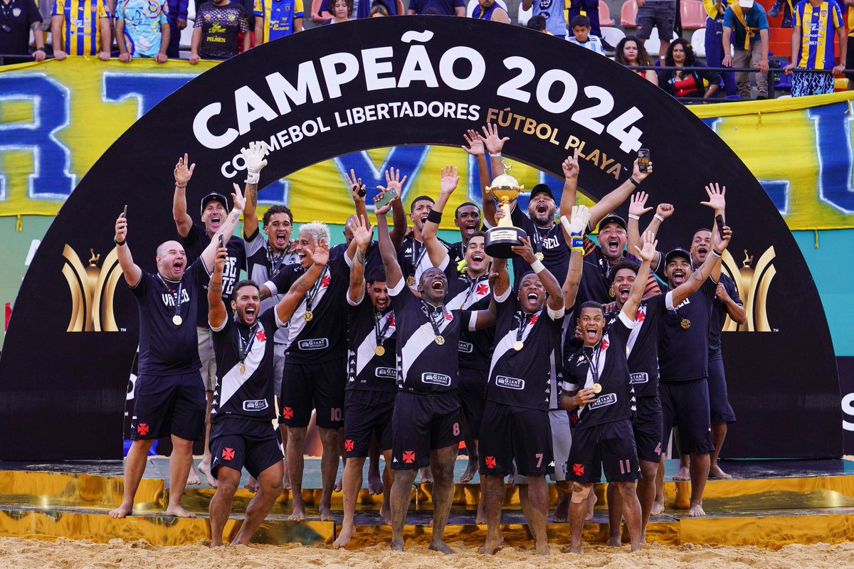 LibertadoresFP's tweet photo. 📷⭐️ A foto do @Vascobsoccer 🇧🇷, tetracampeão da CONMEBOL #LibertadoresFP 🏆 https://t.co/6YOadTHpfz