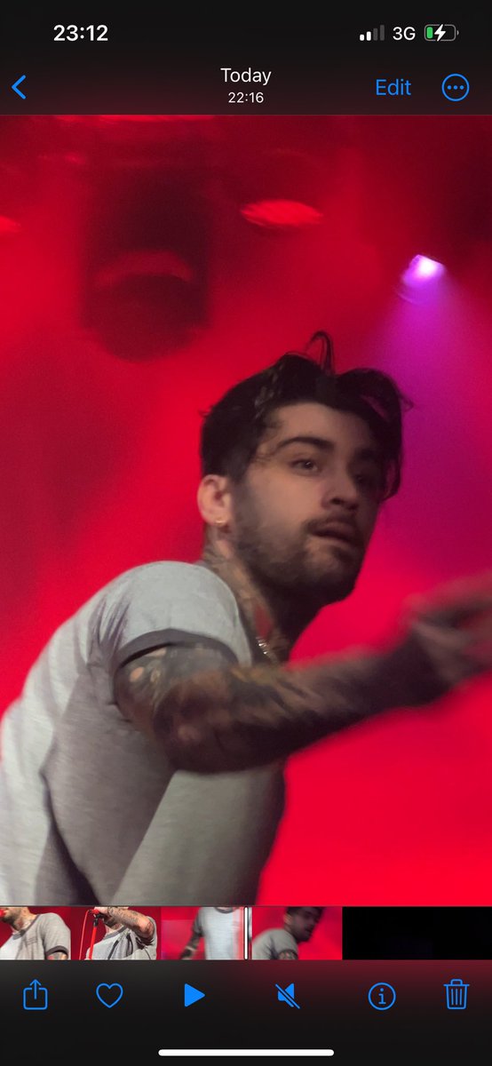 ZaynReport's tweet photo. Prince hair Zayn spotted in Edinburgh! #ZaynSTTSTour https://t.co/QOmNSdmUL6