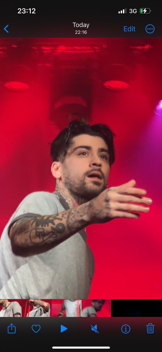 ZaynReport's tweet photo. Prince hair Zayn spotted in Edinburgh! #ZaynSTTSTour https://t.co/QOmNSdmUL6