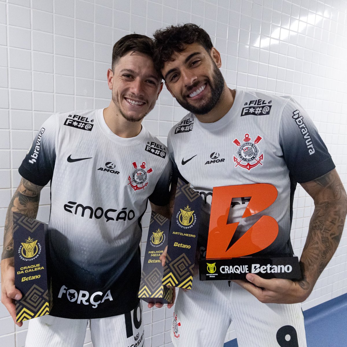 ⚫️⚪️ | O melhor camisa 🔟 &amp; o melhor camisa 9️⃣ do Brasil! 🫵

📸 | Rodrigo Coca/Ag. Corinthians