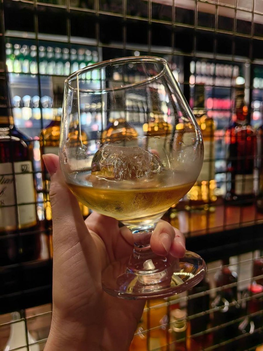 sayedfarag811's tweet photo. Luxury on the rocks,Macallan 12 set to elevate the night. https://t.co/G4XudeL6vi