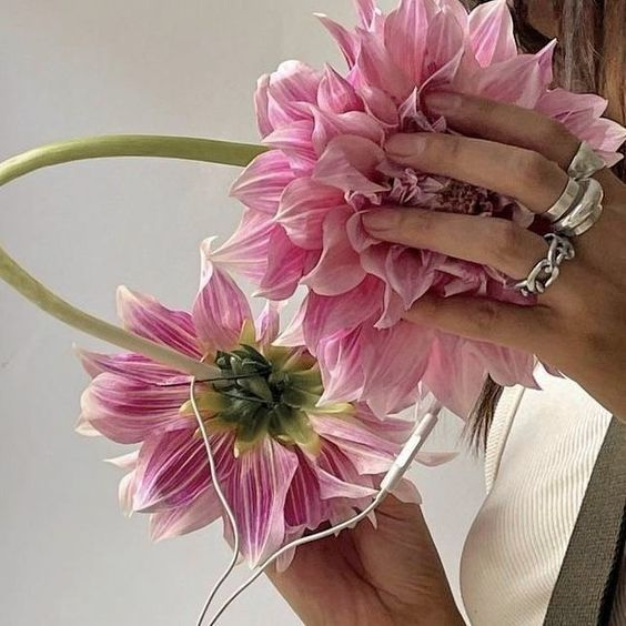 300moods's tweet image. name a song that feels like this?